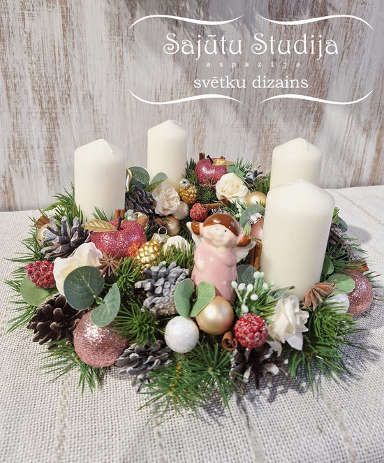 Adventes vainags ar eņģeļmeitenīti rozā toņos